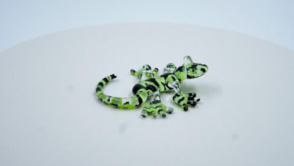 Salamandra negra verde